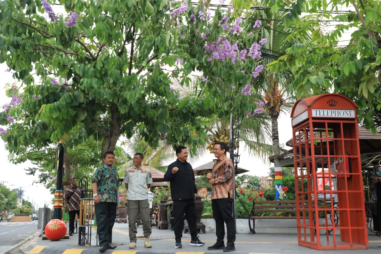 BELAJAR: Wali Kota Madiun Maidi bersama Wali Kota Pekalongan saat meninjau kawasan Pahlawan Street Center beberapa waktu lalu. (DISKOMINFO KOTA MADIUN UNTUK RADAR MADIUN)