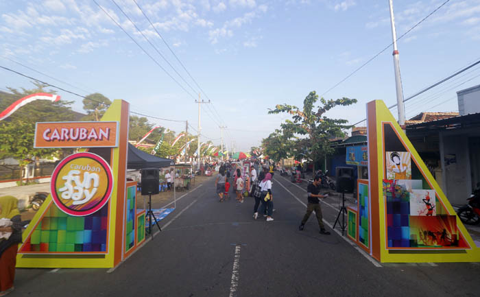 JUJUGAN BARU: CFD di Jalan MT Haryono depan puspem kemarin dipadati warga. (R BAGUS RAHADI/RADAR CARUBAN)