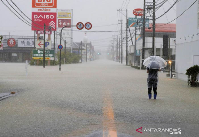 Jalan yang tergenang air akibat hujan deras terlihat di Takeo, Prefektur Saga, Jepang, Sabtu (14/8) tahun 2021 lalu, foto ini diambil oleh Kyodo.