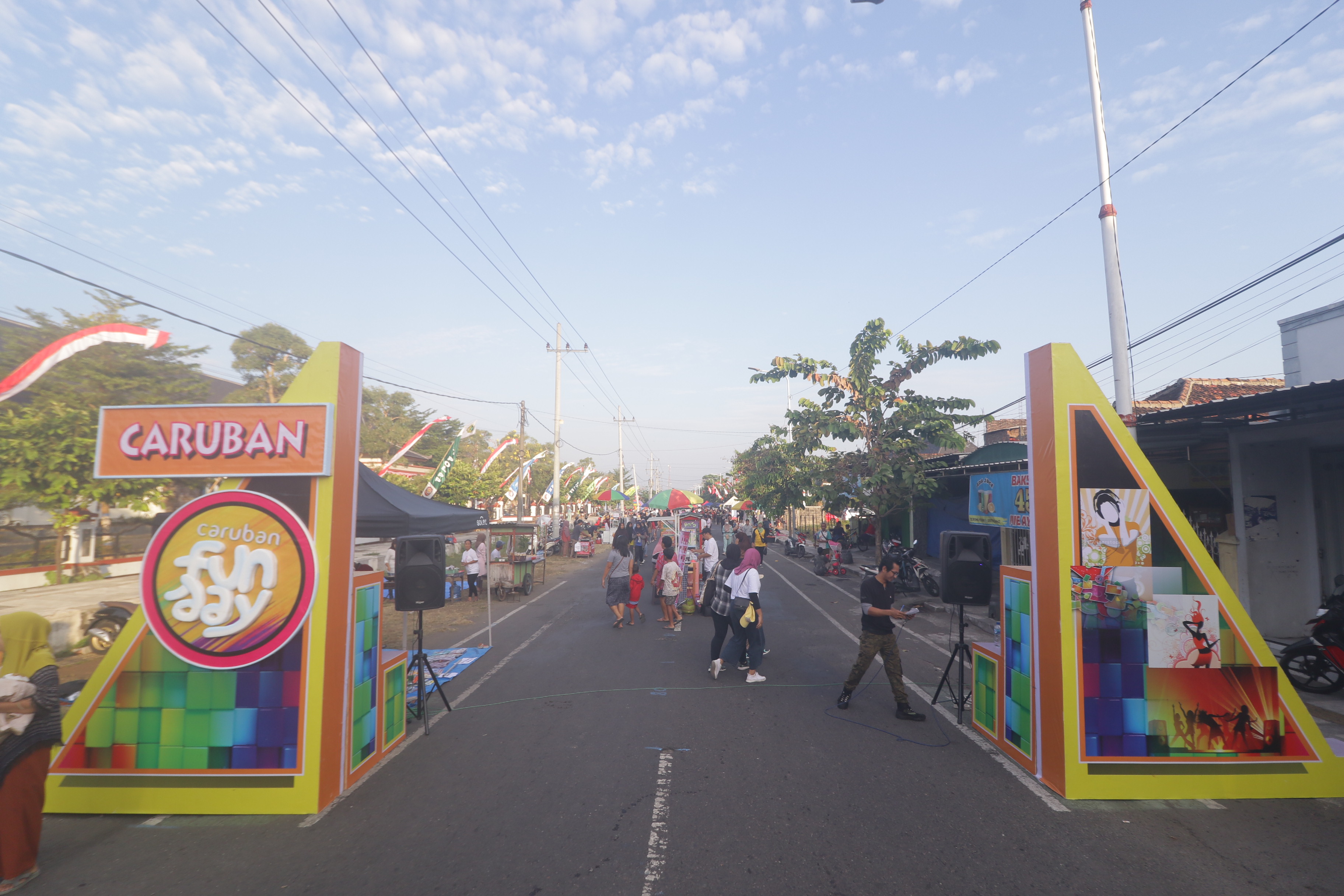 JUJUGAN BARU: CFD di Jalan MT Haryono depan puspem kemarin dipadati warga. (R. BAGUS RAHADI/RADAR CARUBAN)