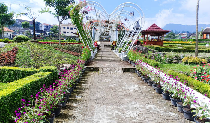 INDAH: Realisasi retribusi tiket Kebun Refugia Magetan baru separo dari target tahun ini. (APRILITA SARI/JAWA POS RADAR MAGETAN)&nbsp;