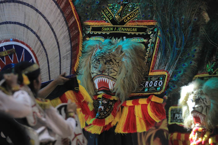 SEMARAK: Pembukaan Grebeg Suro tahun lalu dimeriahkan dengan penampilan kesenian Reog Ponorogo.