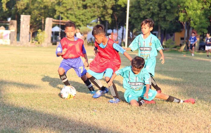 PEMBINAAN: Sejumlah anak berusaha merebut bola di ajang liga internal U-13 yang digelar Askab PSSI Ngawi. (ASKAB PSSI UNTUK JAWA POS RADAR NGAWI)