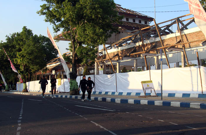 PEMBONGKARAN: Tribun Alun-Alun Merdeka, Ngawi, tertutup untuk umum karena proses perbaikan. (ASEP SYAEFUL BACHRI/JAWA POS RADAR NGAWI)