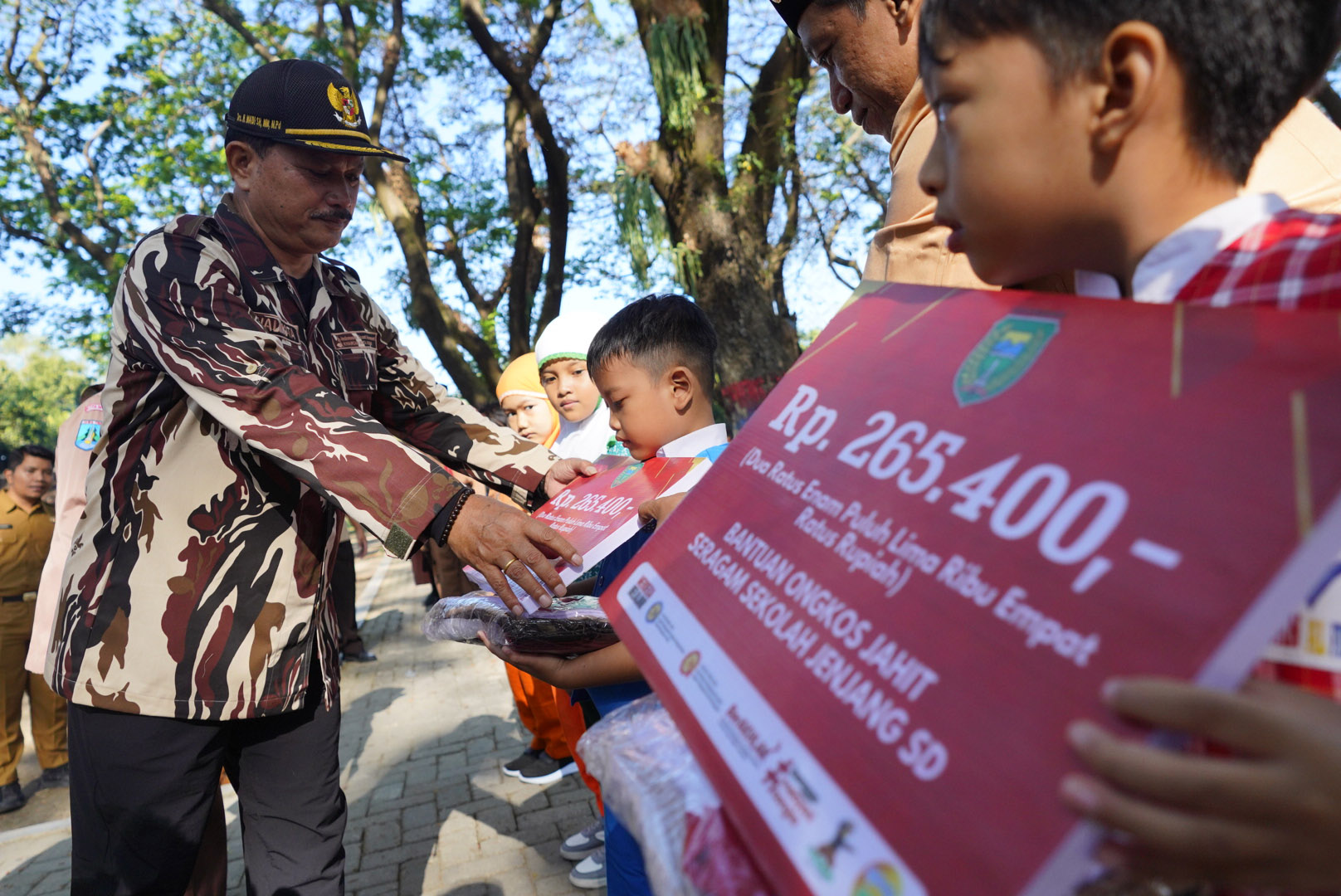 TAK PERLU BELI: Para siswa baru SD-SMP di Kota Madiun menerima bantuan kain seragam sekolah berikut ongkos jahitnya dari pemkot kemarin (10/7). (WS HENDRO UNTUK RADAR MADIUN)
