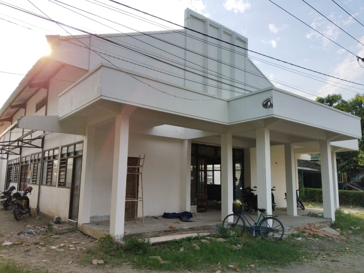 FASUM: Gedung serbaguna di Kelurahan Sogaten diperbaiki. DPUPR menghabiskan anggaran Rp 410 juta untuk merehab bangunan tersebut. (BAGAS BIMANTARA/RADAR MADIUN)