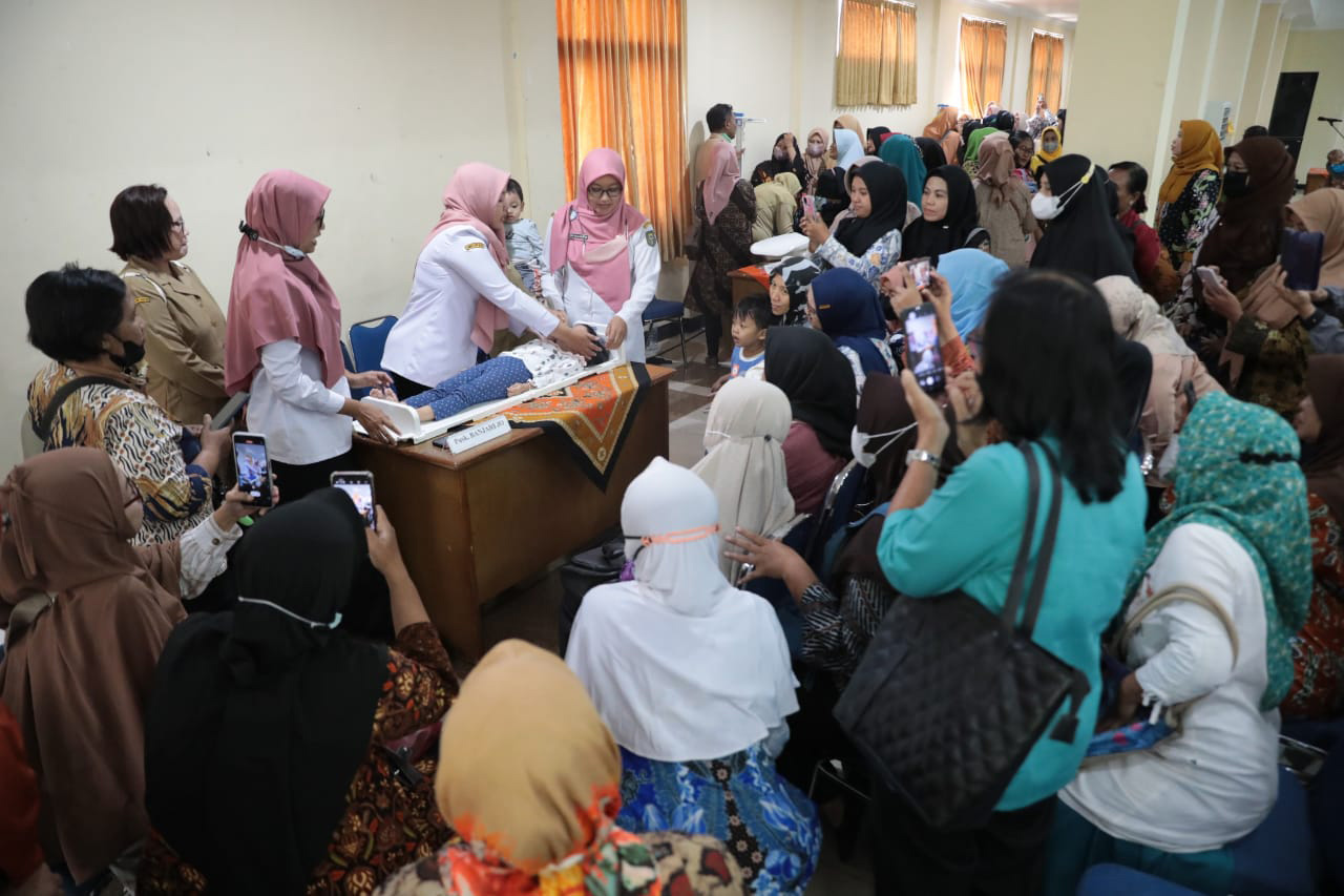 TEKAN STUNTING: Petugas dari dinkes-ppkb melatih para kader posyandu menggunakan antropometri kit di Wisma Haji Kota Madiun kemarin (11/7). (DISKOMINFO UNTUK RADAR MADIUN)