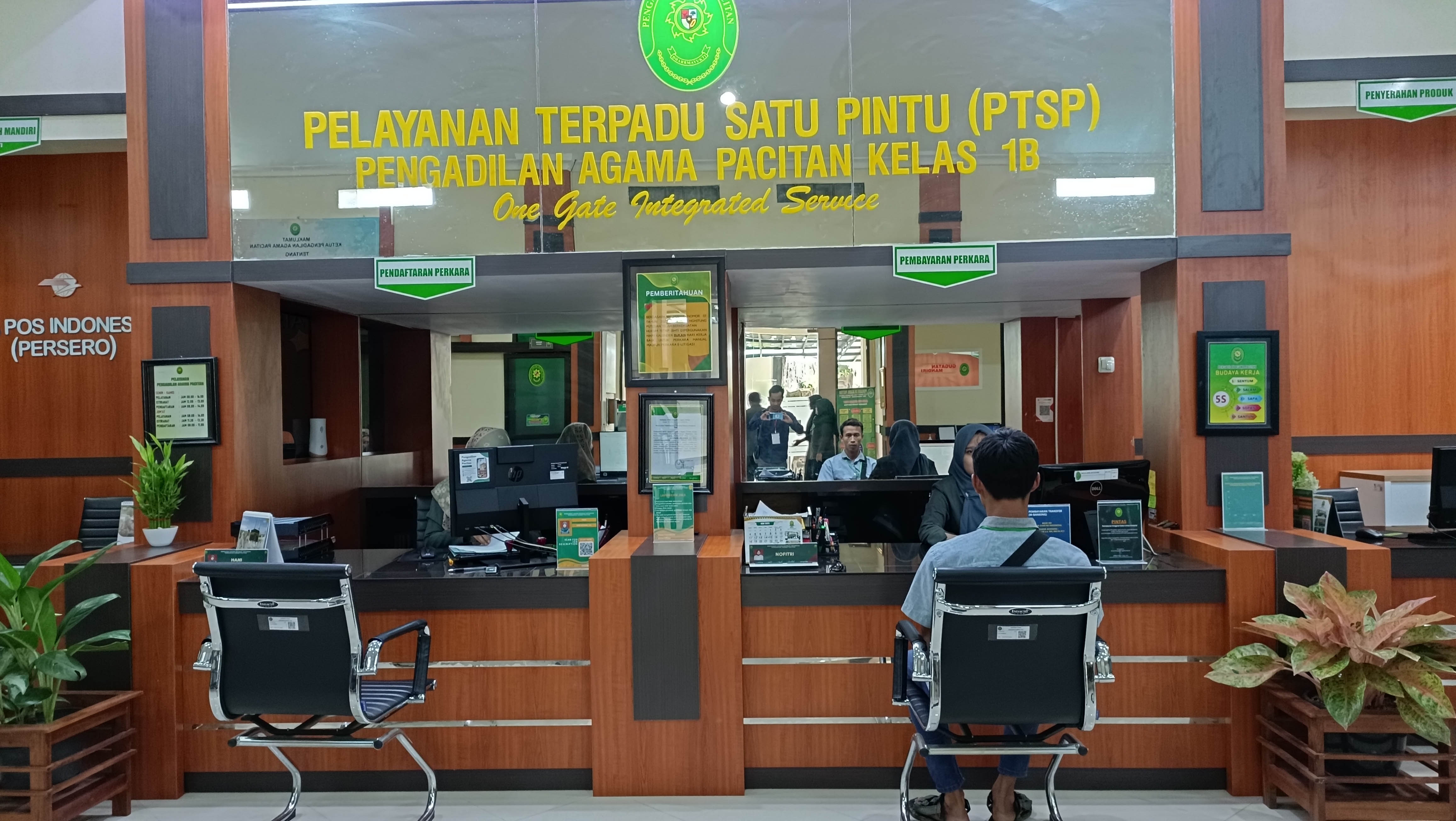 PELAYANAN: Suasana Pengadilan Agama Pacitan kemarin (12/7). Hingga pertengahan tahun ini ratusan perkara perceraian diputus.&nbsp;(NUR CAHYONO/RADAR PACITAN)