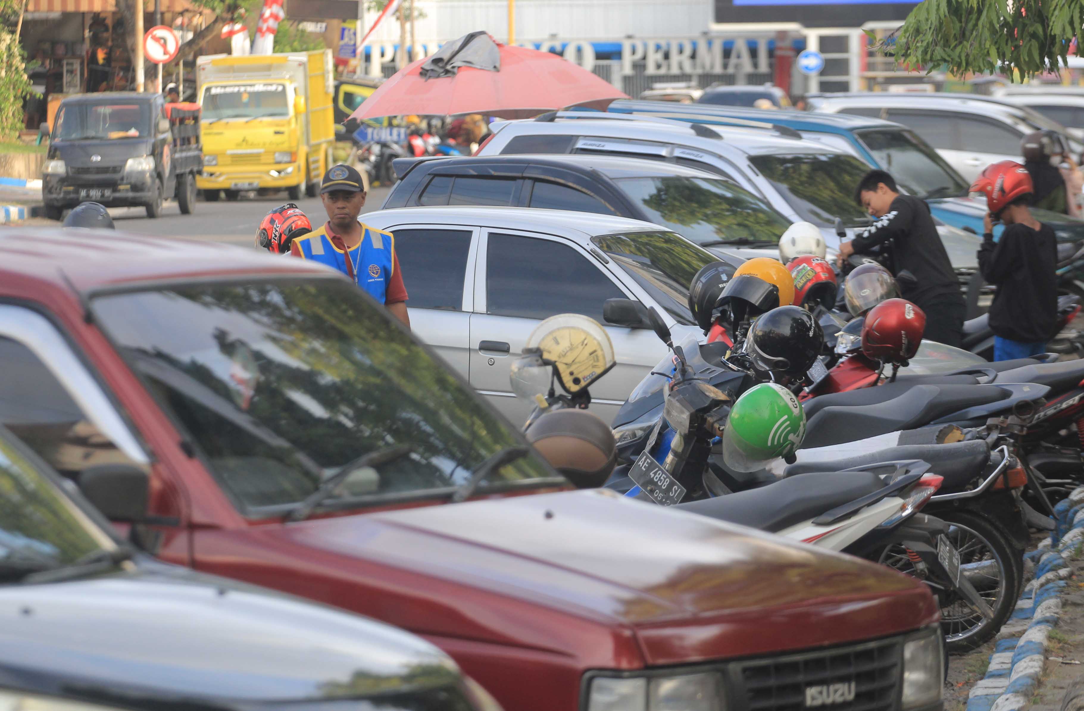 TARIF KHUSUS: Dishub Ponorogo memberlakukan tarif parkir insidentil saat perayaan grebeg suro serta even besar lain di Alun-alun.&nbsp;(AJI PUTRA/JAWA POS RADAR PONOROGO)