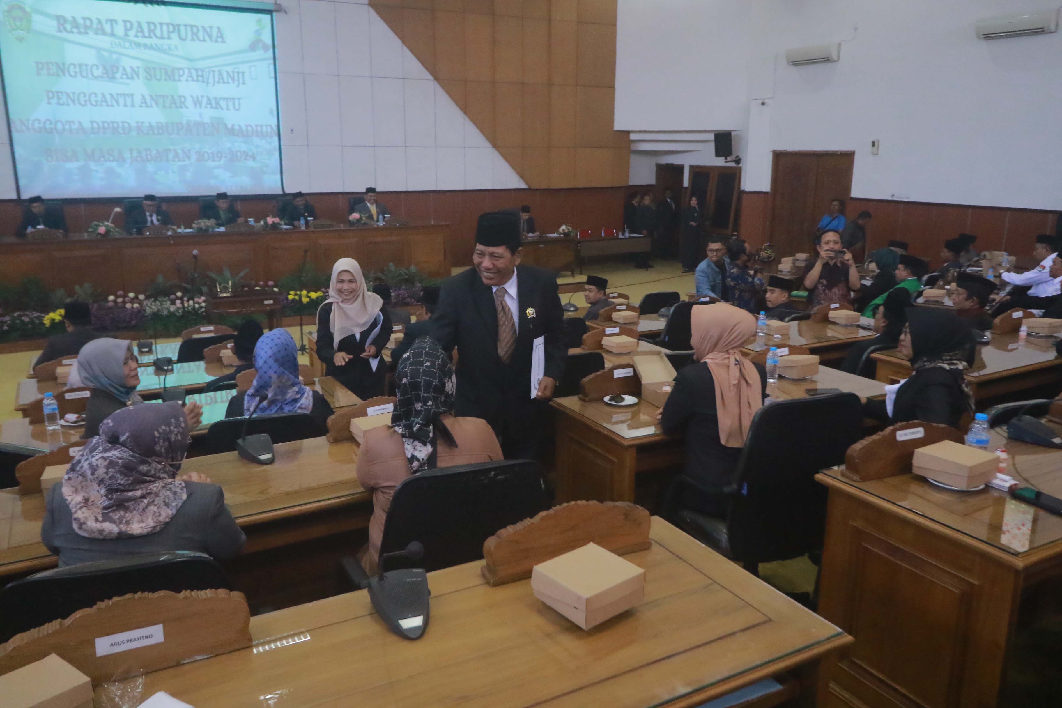 BARU: Sutrisno dan Mujiani mendapatkan ucapan selamat koleganya di DPRD pasca pelantikan kemarin. (R. BAGUS RAHADI/RADAR CARUBAN)