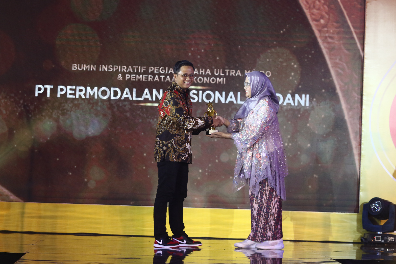 APRESIASI: PT PNM mendapatkan penghargaan kategori BUMN Inspiratif Pegiat Usaha Ultra Mikro & Pemerataan Ekonomi di acara Festival6. (PT PNM)