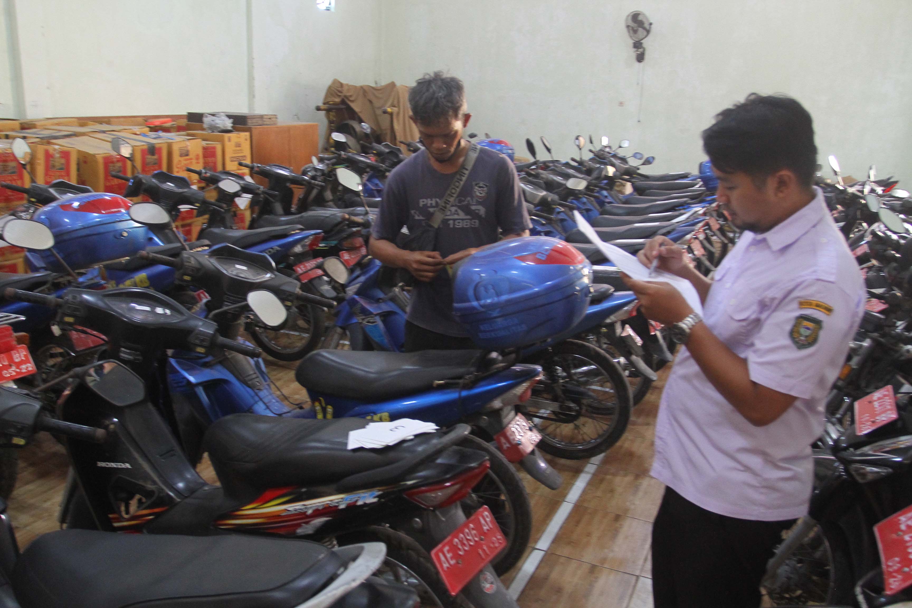 DILELANG: Puluhan unit kendaraan pelat merah tersimpan di gudang BKAD Kota Madiun. (BAGAS BIMANTARA/RADAR MADIUN)