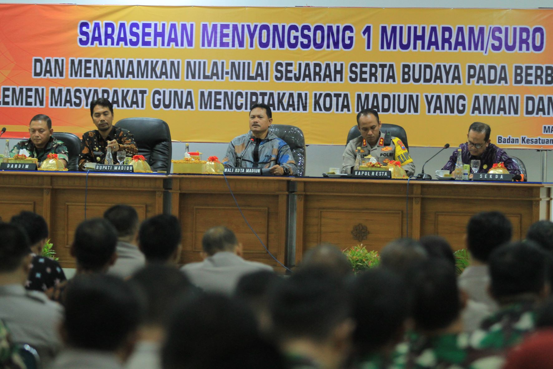 AMAN: Wali Kota Maidi (tengah), Bupati Ahmad Dawami (kiri) serta Kapolres Madiun Kota AKBP Agus Dwi Suryanto dalam rakor pengamanan Suroan dan Suran Agung. (BAGAS BIMANTARA/RADAR MADIUN)
