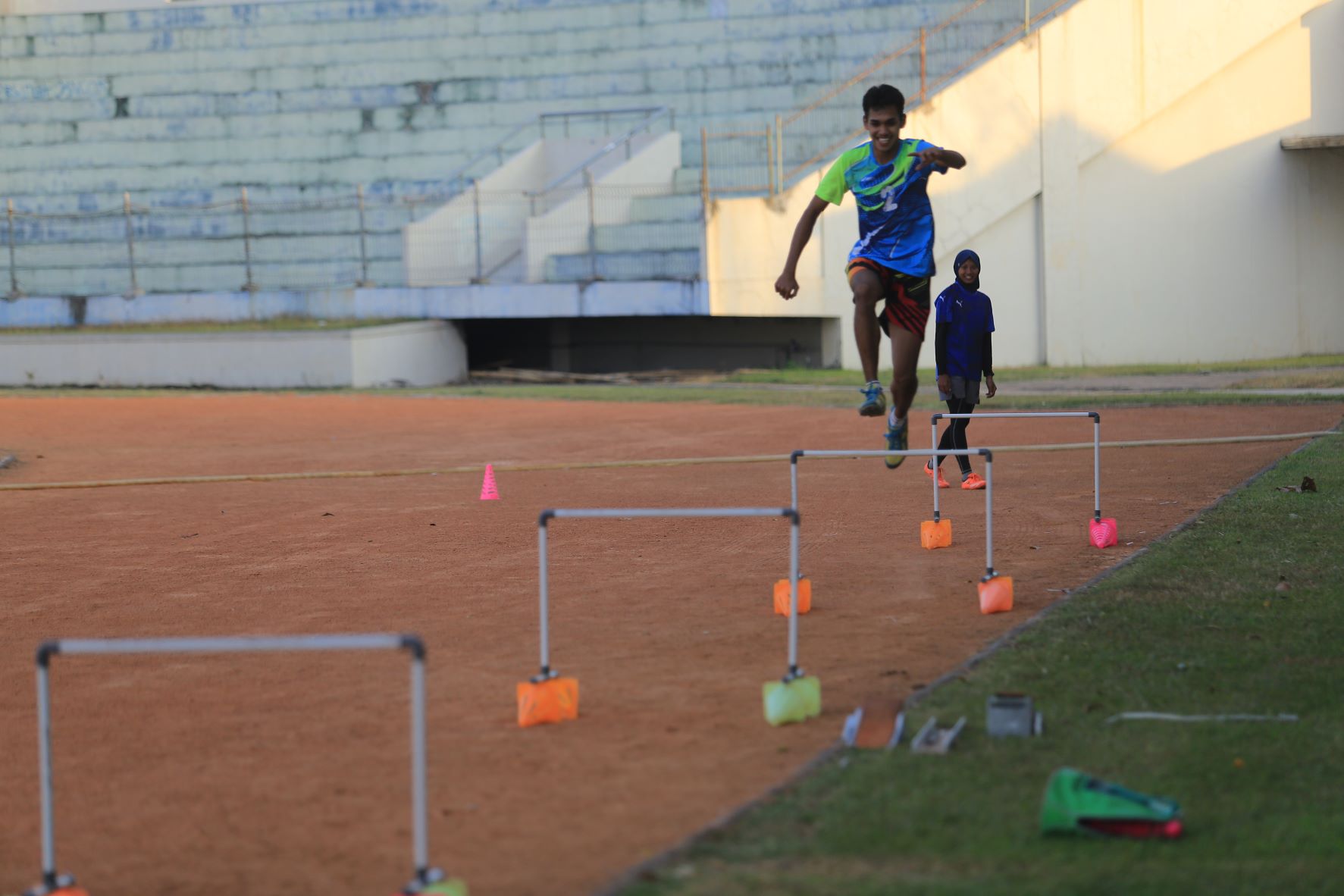 KEJAR PRESTASI: Atlet cabor atletik Kota Madiun ketika berlatih di Stadion Wilis. (DOKUMEN RADAR MADIUN)