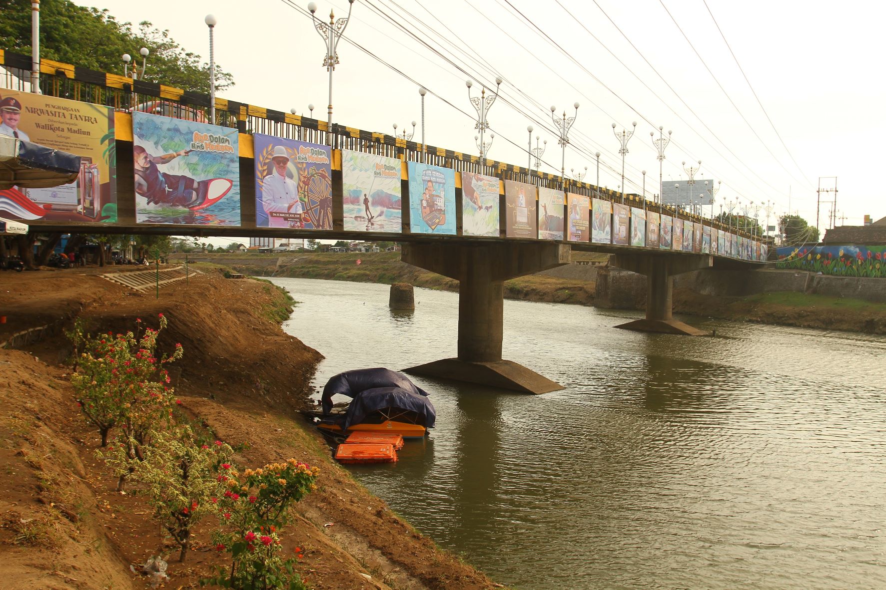 WISATA AIR: Pemkot Madiun tengah bakal membangun dermaga apung di Bantaran Kali Madiun. (BAGAS BIMANTARA/RADAR MADIUN)