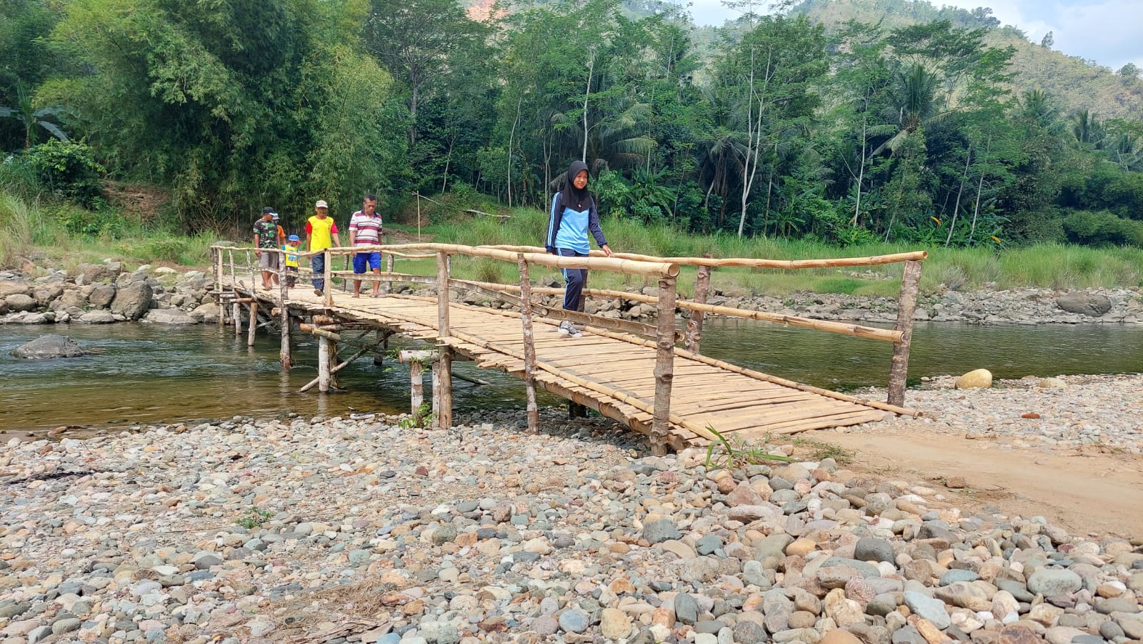 DARI SESEK: Warga Kedungbendo, Arjosari, membangun jembatan darurat pada musim kemarau. Saat musim hujan jembatan hanyut diterjang banjir. (NUR CAHYONO/RADAR PACITAN)