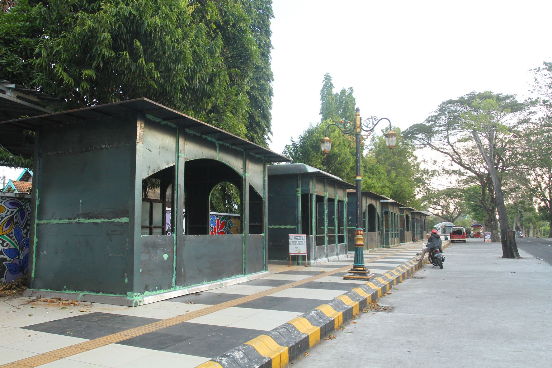 PROYEK FISIK: Prorges pembangunan lapak kuliner kawasan Jalan Darma menyentuh separo rampung. (BAGAS BIMANTARA/RADAR MADIUN)