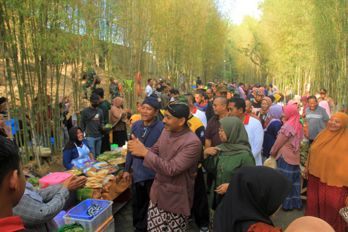 WISATA TEMATIK: Pasar Jadul Ahad Legi di Taman Wisata Tawun didatangi ribuan pengunjung per bulannya. (BAGAS BIMANTARA/JAWA POS RADAR MADIUN)