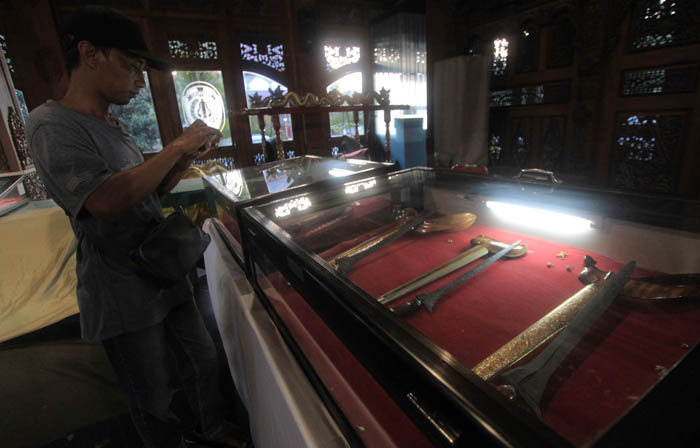 BERSEJARAH: Ratusan keris dan sejumlah artefak bersejarah dipamerkan di Pendopo Ponorogo selama perayaan grebeg suro. (AJI PUTRA/JAWA POS RADAR PONOROGO)