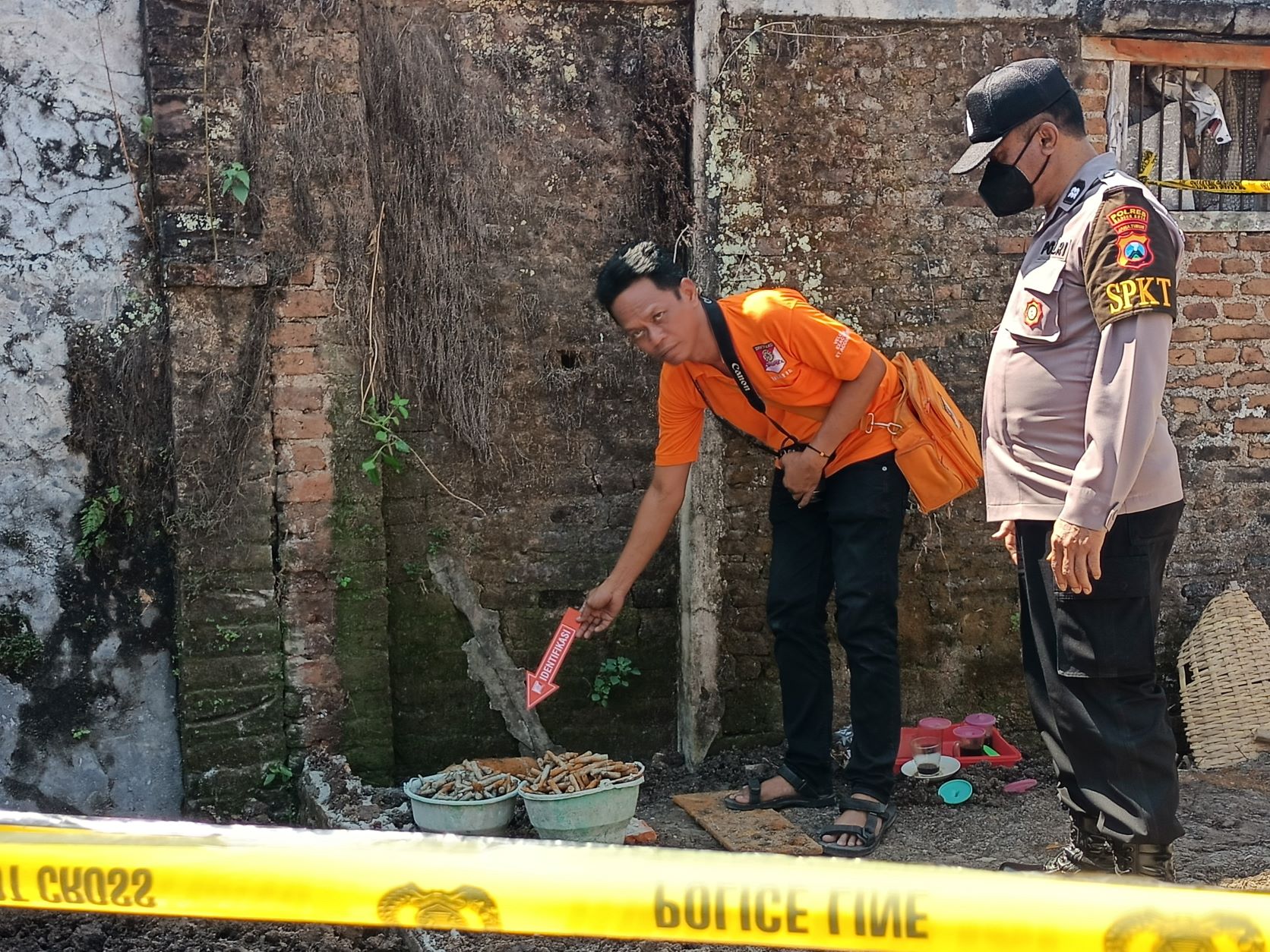 AKTIF: Petugas dari Inafis Polres Madiun Kota ketika melakukan olah TKP ditemukannya ratusan butir amunisi dan sebuah mortir di Jalan Sri Kaloko kemarin (16/7). (HENGKY RISTANTO/RADAR MADIUN)