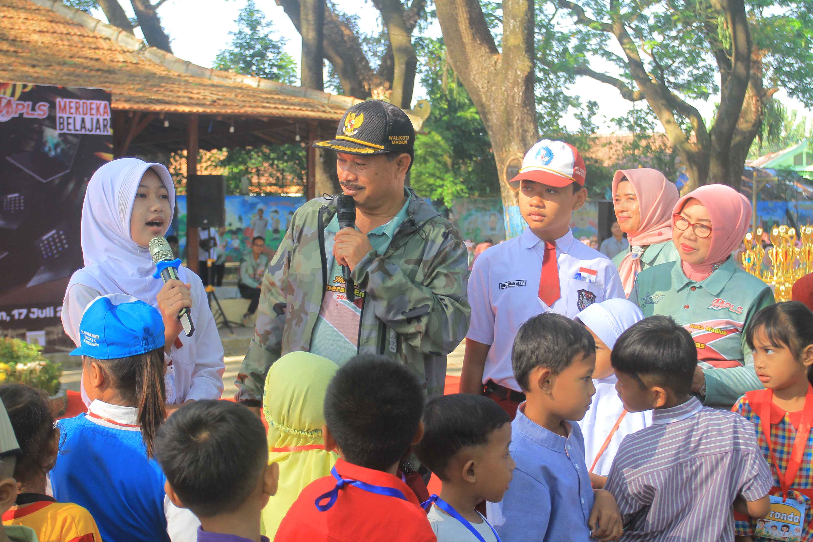 HARI PERTAMA: Wali Kota Maidi dan Kadindik Lismawati bersama dengan para siswa TK, SD&ndash;SMP negeri Kota Madiun saat MPLS di Ngrowo Bening Edupark kemarin (17/7).&nbsp;(BAGAS BIMANTARA/RADAR MADIUN)
