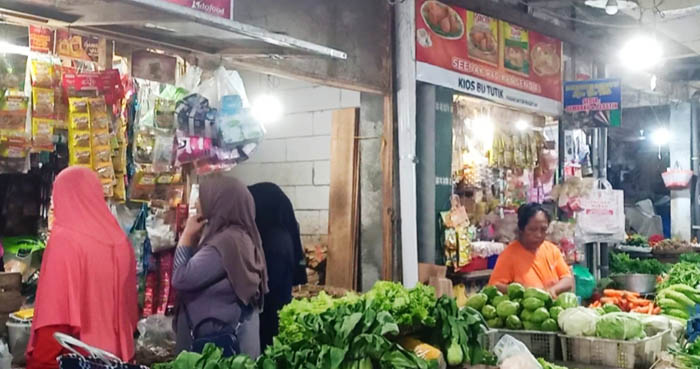RAMAI PEMBELI: Suasana Pasar Sayur Magetan kemarin (16/7) pagi.&nbsp;(APRILITA SARI/JAWA POS RADAR MAGETAN)