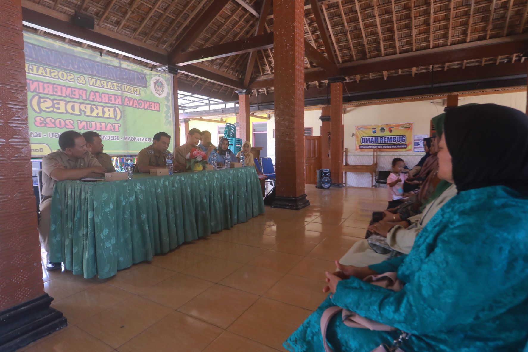 PROTES: Warga saat audiensi dengan pihak pabrik porang dan perwakilan DLH di balai Desa Bantengan. (R. BAGUS RAHADI/JAWA POS RADAR MADIUN)