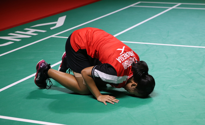JUARA: Mutiara Ayu Puspitasari sujud syukur usai mengalahkan Kim Min Ji di babak final Badminton Asia Junior Championship 2023. (PBSI UNTUK JAWA POS RADAR NGAWI)