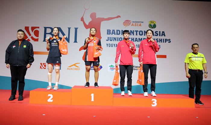 MEDALI EMAS : Mutiara Ayu Puspitasi bediri di podium tunggal putri BNI Badminton Asia Junior Championships 2023, Di GOR Amongraga, Yogyakarta, Minggu (16/7).&nbsp;(PBSI UNTUK JAWA POS RADAR NGAWI)&nbsp;