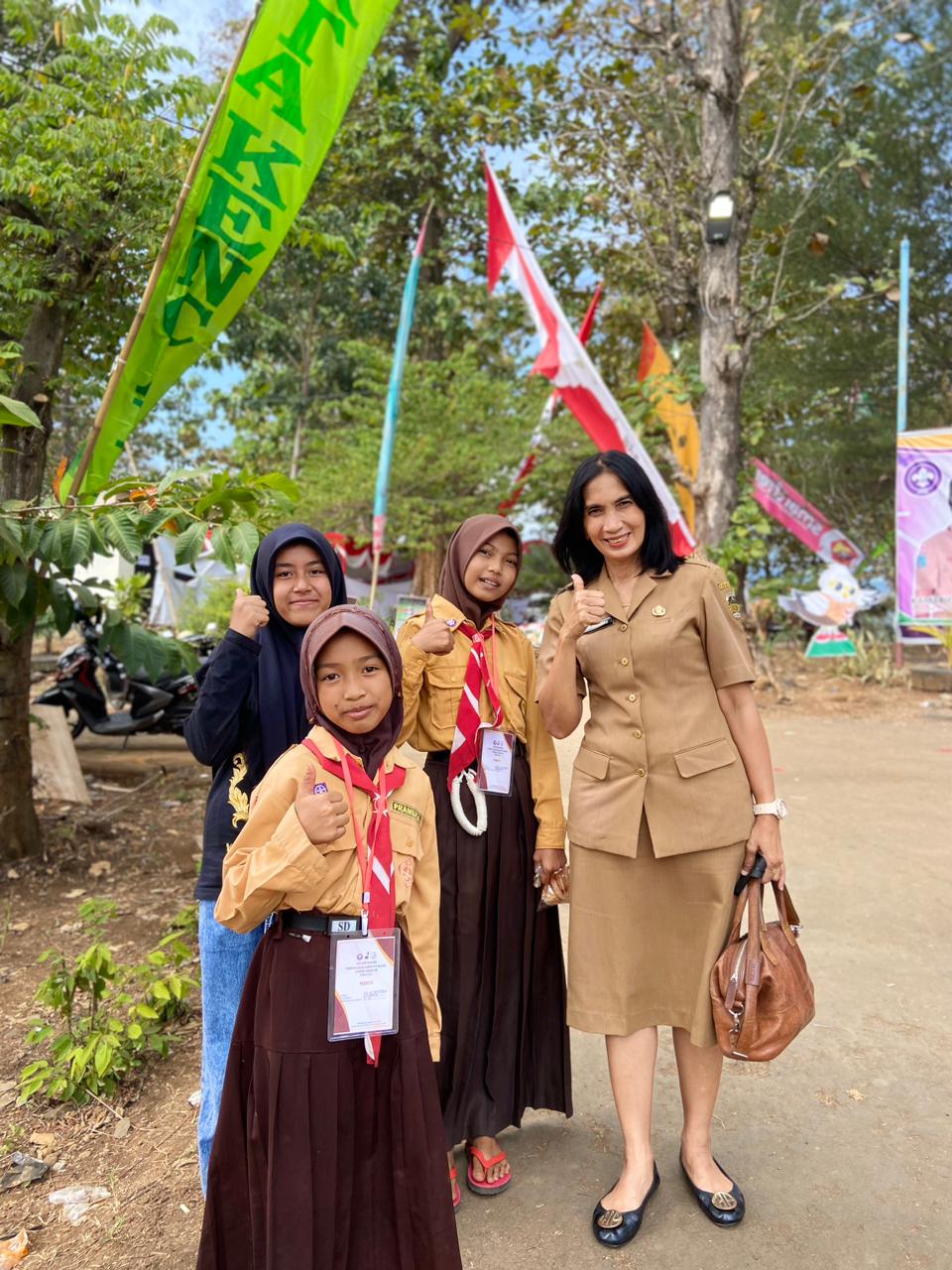 BERSAHABAT: Kepala Dikbud Kabupaten Madiun Siti Zubaidah berfoto bersama siswa peserta MPLS di SMPN 1 Nglames. (DISDIKBUD UNTUK RADAR CARUBAN)