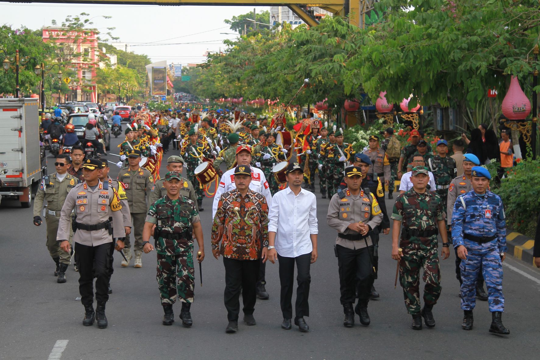 DAMAI: Dari kiri, Kapolres Madiun AKBP Anton Prasetyo, Danrem 081/DSJ Kolonel Inf Sugiyono, Wali Kota Maidi, Bupati Ahmad Dawami, Kapolres Madiun Kota AKBP Agus Dwi Suryanto, dan para pimpinan.