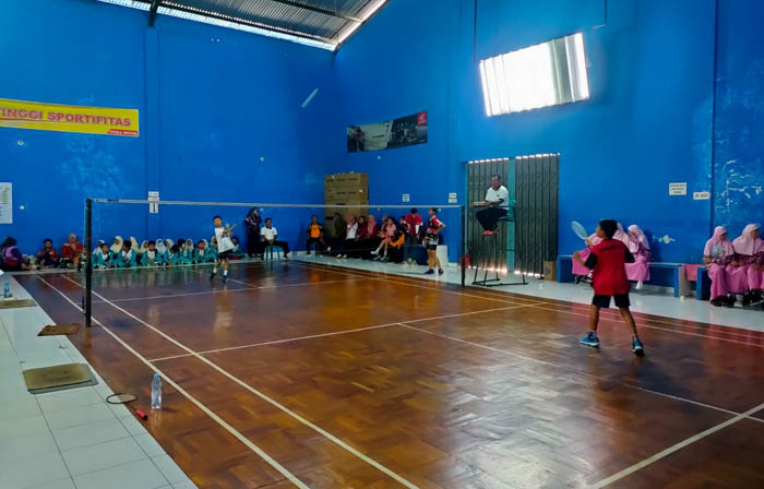 Ilustrasi foto: Salah satu pertandingan bulu tangkis di GOR Bung Hatta, Ngawi. PBSI setempat butuh lapangan badminton yang memadai. (DOKUMEN/JAWA POS RADAR NGAWI)