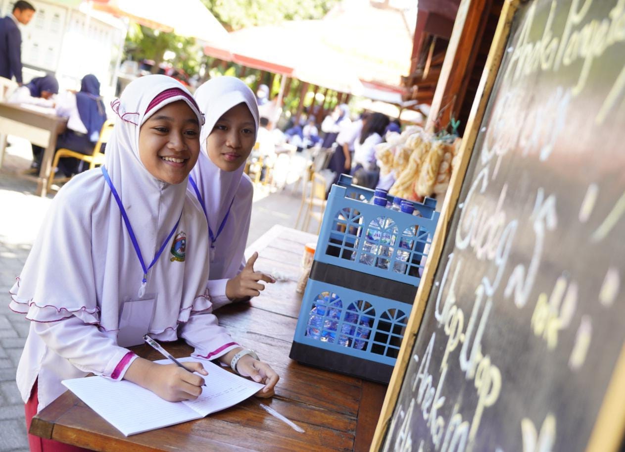 EDUWISATA: Peserta didik baru SMPN 1 Kota Madiun diajak mengungjungi sejumlah lapak UMKM kemarin (18/7).&nbsp;(WS HENDRO DISKOMINFO UNTUK RADAR MADIUN)