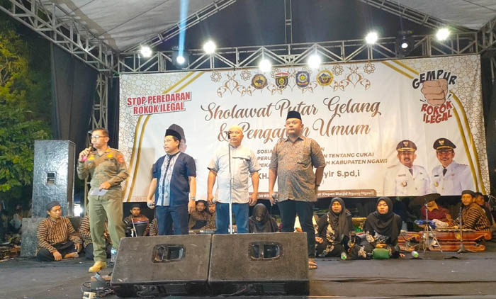 EDUKASI: Para narasumber menyosialisasikan undang-undang tentang cukai di acara Pekan Muharam 1445 Hijriah.&nbsp;(ASEP SYAEFUL BACHRI/JAWA POS RADAR NGAWI)