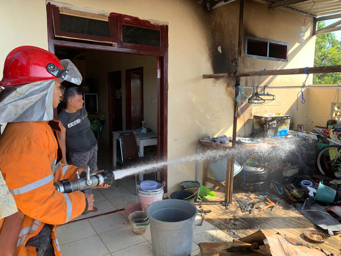 BERJIBAKU: Petugas damkar berusaha memadamkan api yang membakar rumah gereja di Jalan Ronggolawe, Kelurahan Pelem, kemarin. (DAMKAR SATPOL PP UNTUK JAWA POS RADAR NGAWI)