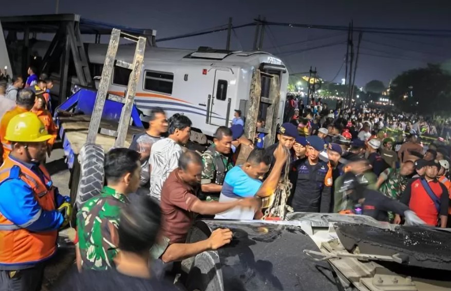 EVAKUASI: Proses penyelamatan penumpang KA Brantas usai tabrakan dengan truk kontainer di Kota Semarang. (JAWAPOS.COM)