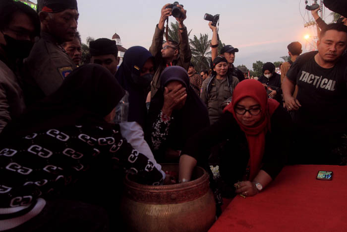 SAKRAL : Sejumlah warga mengambil air dan mencuci muka dengan air jamasan yang diambil dari sumber pitu (tujuh sumber), kemarin (18/7). (AJI PUTRA/JAWA POS RADAR PONOROGO)