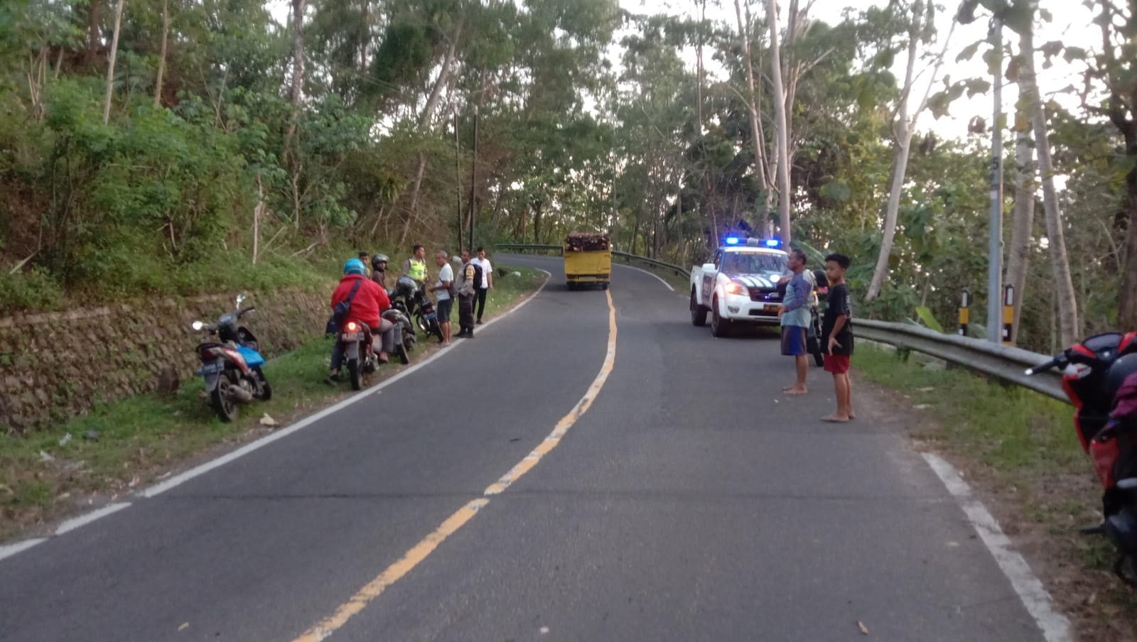 BERUNTUN: Polisi melakukan olah tempat kejadian perkara laka lantas karambol di Wonogondo, Kebonagung, Selasa (18/7). (POLRES PACITAN UNTUK RADAR PACITAN)