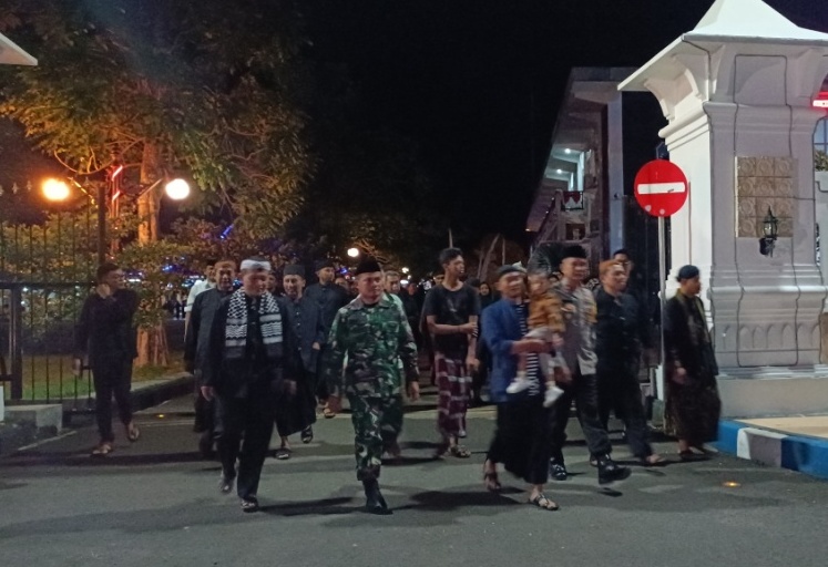 SUDAH TRADISI: Bupati Pacitan Indrata Nur Bayuaji, para birokrat dan masyarakat berjalan kaki dari pendapa kabupaten ke Pantai Pancer Door. (PROKOPIM UNTUK JAWA POS RADAR PACITAN)