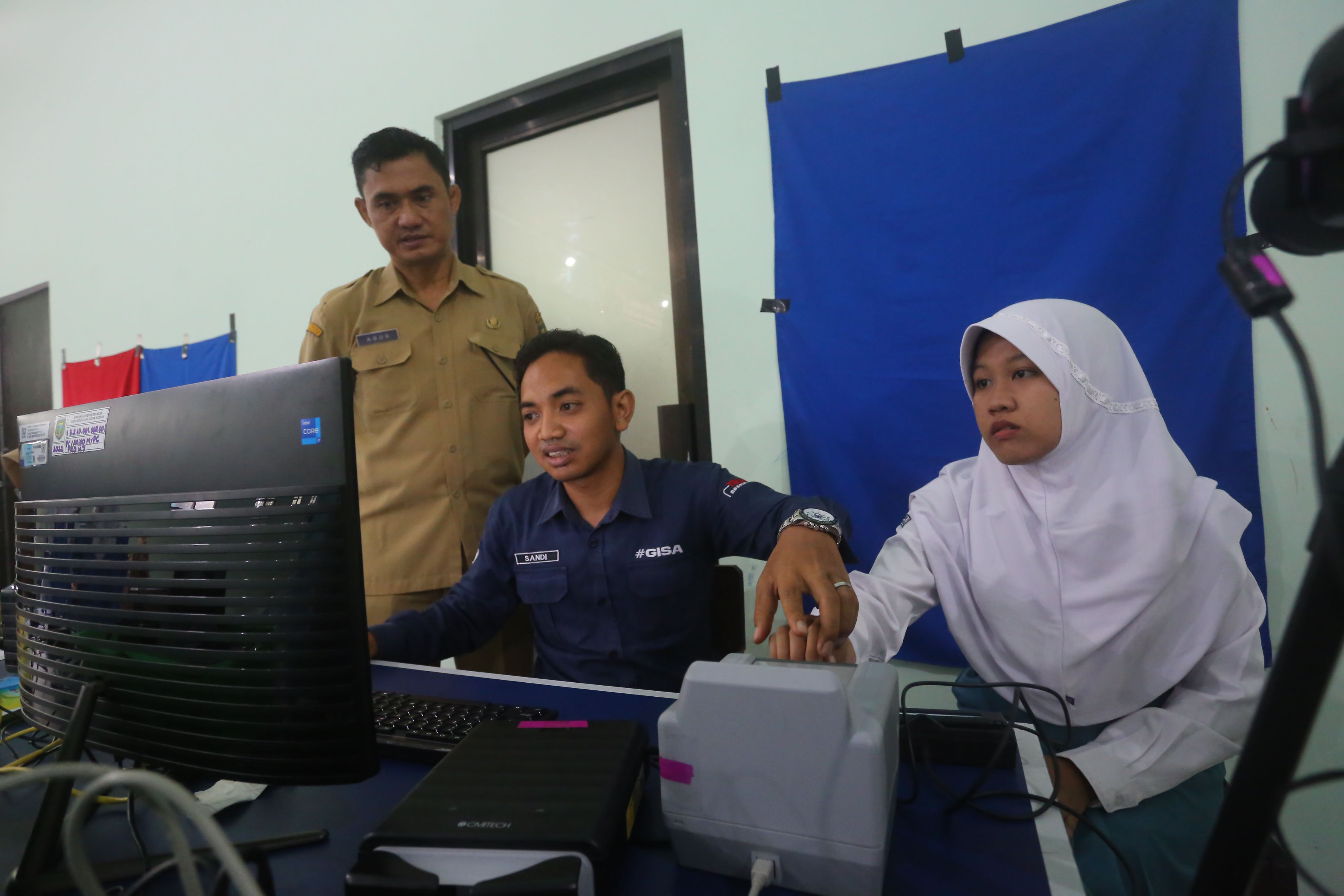 ADMINDUK: Dispendukcapil Kota Madiun berencana melakukan aksi jemput bola perekaman e-KTP ke seluruh SMA/SMK sederajat mulai 1 Agustus mendatang. (BAGAS BIMANTARA/RADAR MADIUN)