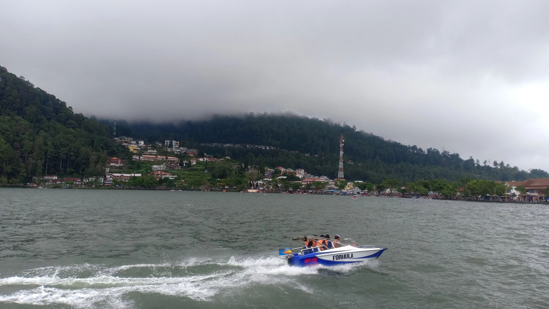 DINGIN DAN SARAT PENGUNJUNG: Suasana Telaga Sarangan akhir pekan yang lalu.&nbsp;(APRILITA SARI/JAWA POS RADAR MAGETAN)