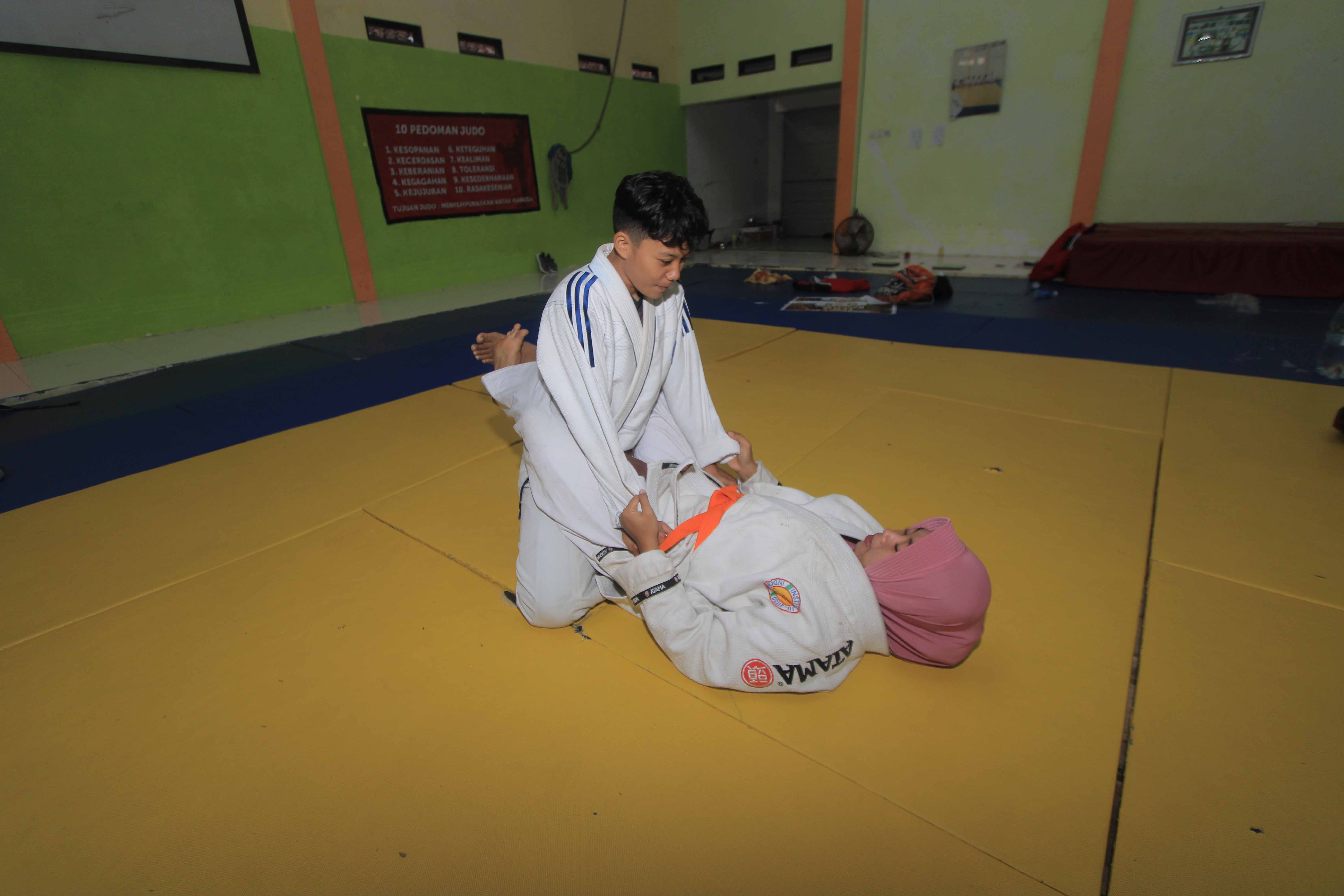 JAGA SEMANGAT: Sepuluh atlet hasil penjaringan mengikuti latihan, persiapan satu bulan dinilai singkat dibanding tahun lalu.&nbsp;(AJI PUTRA/RADAR PONOROGO)