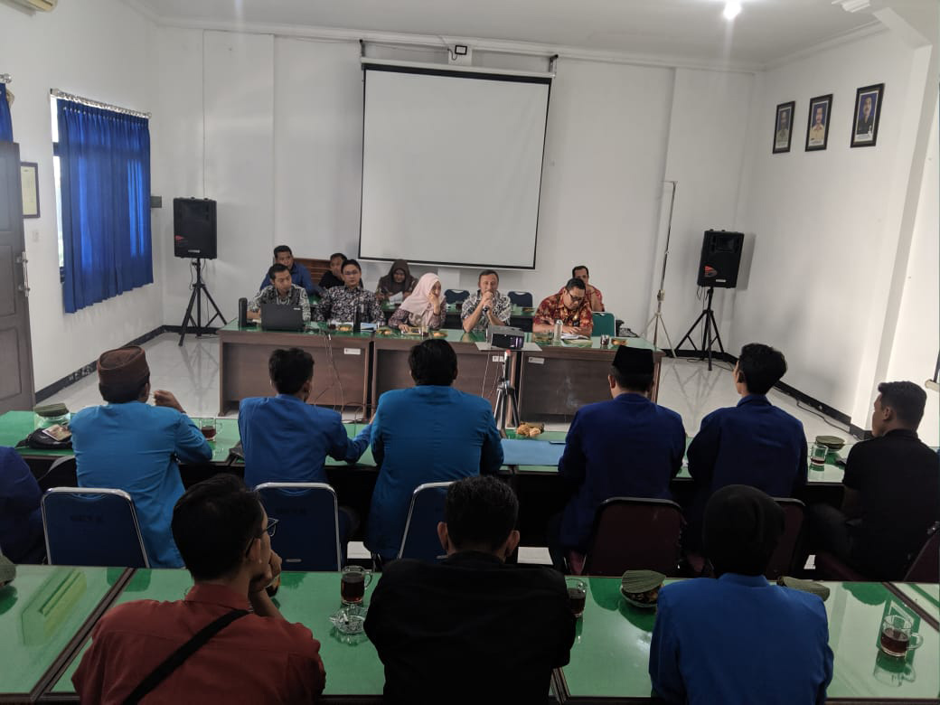 BERHADAP-HADAPAN: Audiensi antara PC PMII dan DLH Pacitan terkait pengelolaan sampah berlangsung alot Kamis (20/7).&nbsp;(NUR CAHYONO/JAWA POS RADAR PACITAN)