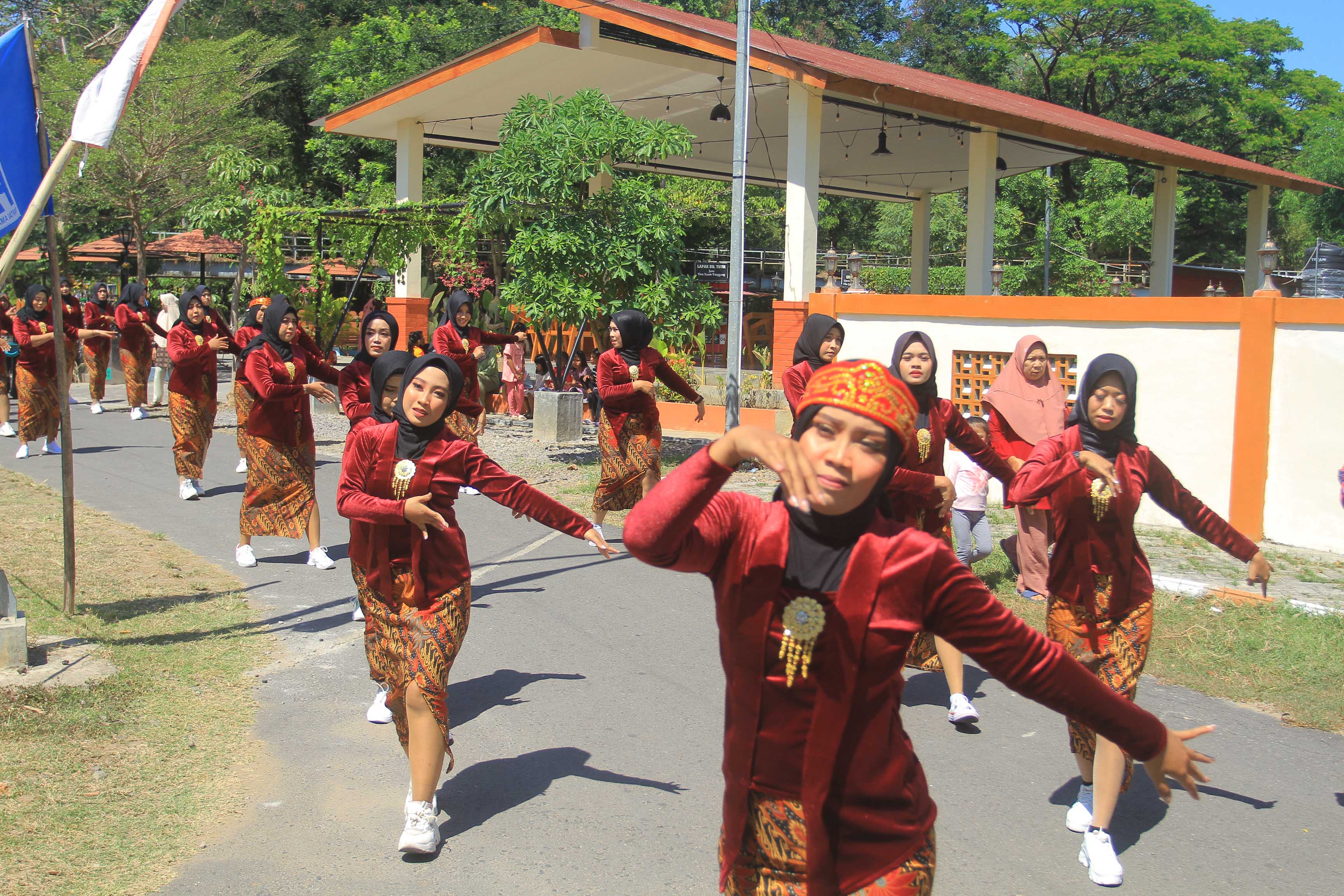 SAKRAL: Tradisi bersih desa warga Josenan digelar di paseban punden setempat dengan menyantap 40 tumpeng dan rebutan gunungan kemarin (21/7).&nbsp;(BAGAS BIMANTARA/JAWA POS RADAR MADIUN)