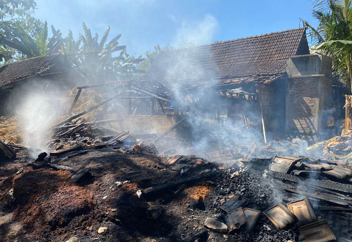 TINGGAL ABU : Kandang milik Sumarsono, warga&nbsp;&nbsp; Desa Dumplengan, Kecamatan Pitu, habis dilalap si jago merah, kemarin (20/7) siang. (DAMKAR NGAWI UNTUK JAWA POS RADAR NGAWI)