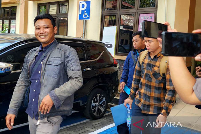 Masinis KA Brantas, A, usai menjalani pemeriksaan di Satlantas Polrestabes Semarang, Jumat (21/7). (I.C.Senjaya/ANTARA)