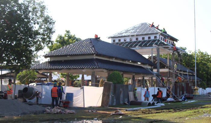 LEMBUR: Rekanan proyek rehabilitasi tribun alun-alun Merdeka Ngawi lembur dan menambah pekerja. (ASEP SYAEFUL BACHRI/JAWA POS RADAR NGAWI)