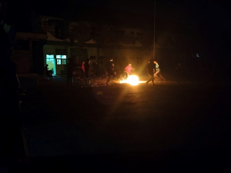 BUTUH NYALI: Para santri Ponpes Nahdlatussubban, Arjowinangun, Pacitan, memainkan sepak bola api pada malam 1 Muharam 1445 Hijriah atau Selasa (18/7) malam lalu. (ISTIMEWA)