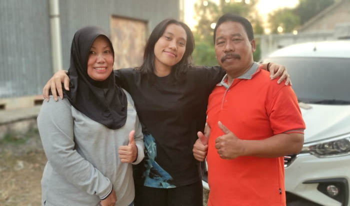 PULANG KAMPUNG: Mutiara Ayu Puspitasari bersama Sali, ayahnya, dan Purwati, ibunya. (SATRIO JATI WASKITO/JAWA POS RADAR NGAWI)
