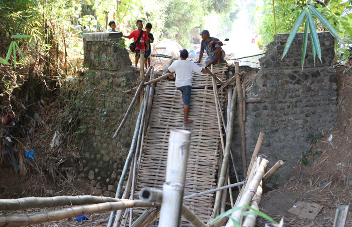 MENUNGGU PERBAIKAN: Warga harus memutar satu kilometer pasca jembatan darurat penghubung Desa Ketonggo-Kunti roboh Sabtu (22/7) lalu. (AJI PUTRA / JAWA POS RADAR PONOROGO)